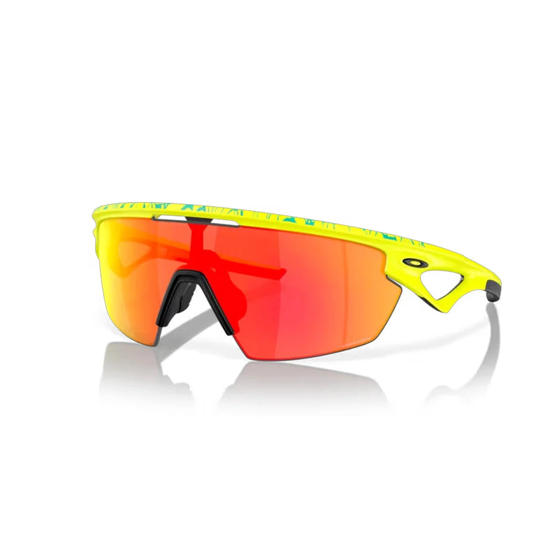 Discover peak performance with the Sphaera Matte tennis ball yellow/celeste neuron from Oakley. Experience unmatched style and precision on the court.