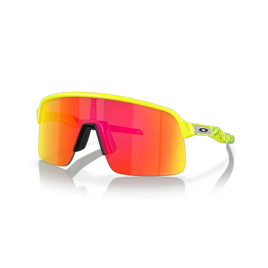 Step up your game with the Oakley Sutro Lite Matte in tennis ball yellow. Experience unmatched style and precision with these high-performance sports sunglasses.