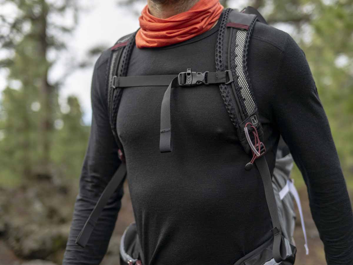 Men's Merino 200 Oasis Long Sleeve Crew lifestyle image